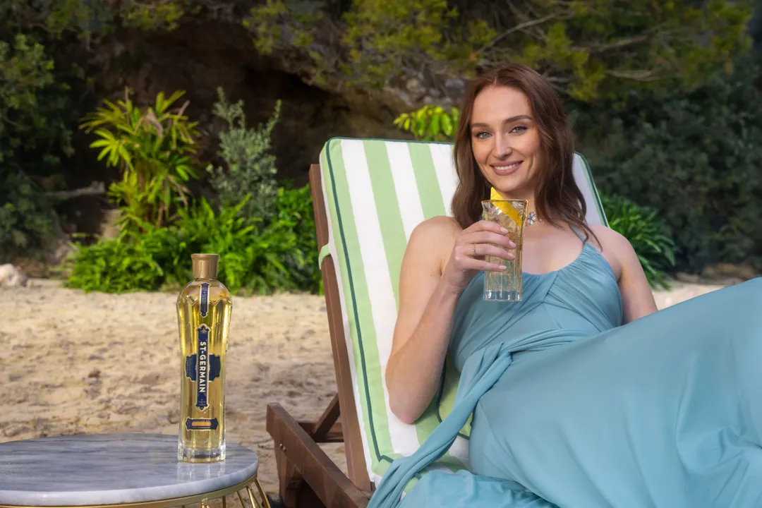 SOPHIE TURNER LLEVA LA MAGIA DEL VERANO A LA RIVIERA FRANCESA CON ST-GERMAIN