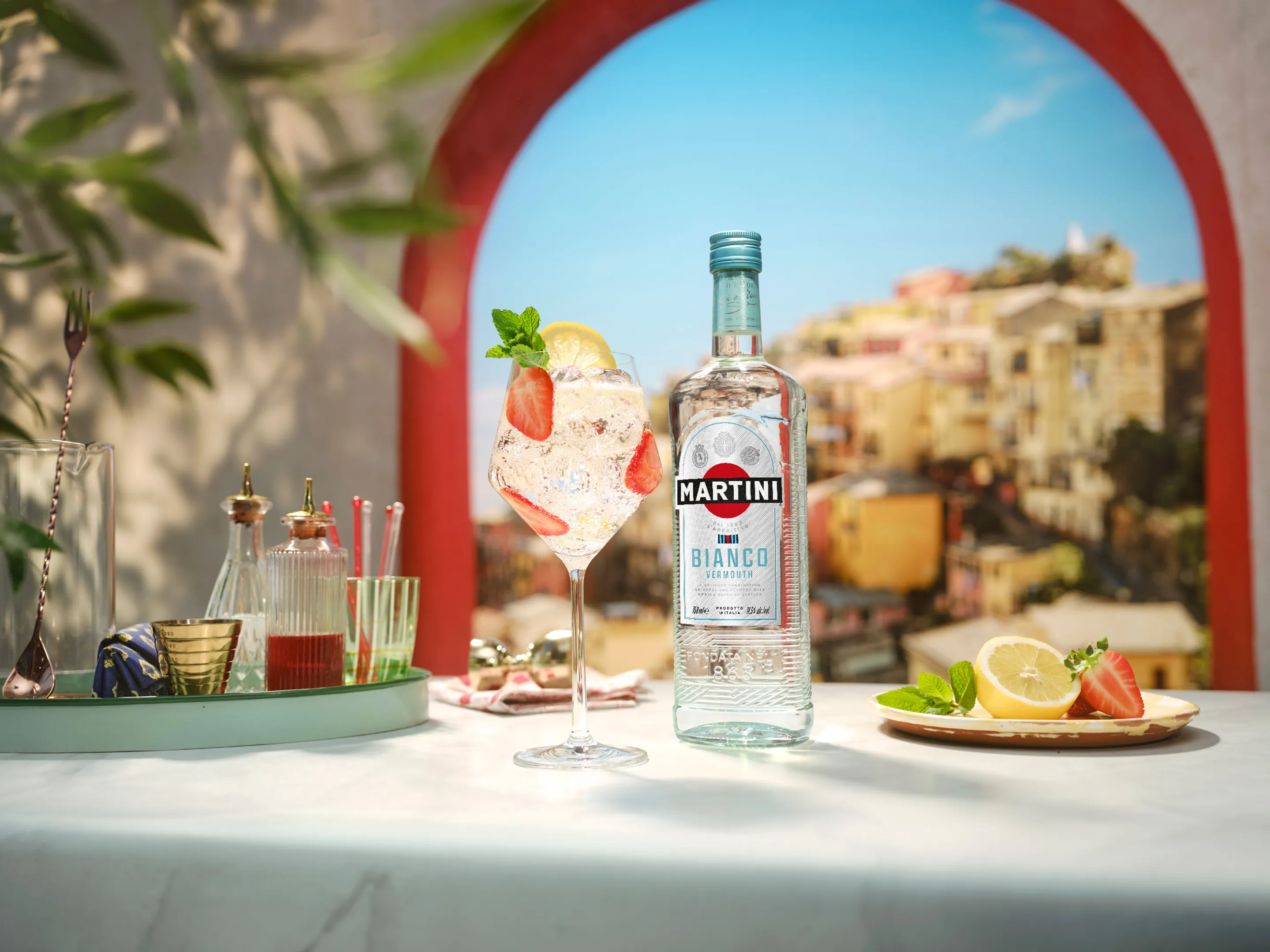 MARTINI® Bianco Spritz, il Nuovo Protagonista dell'Aperitivo Italiano